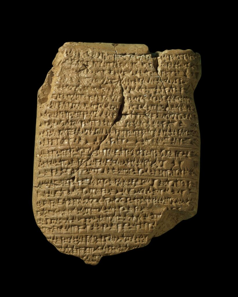 Tablette d'argile rectangulaire, entièrement recouverte de fines inscriptions cunéiformes disposées en lignes régulières.
